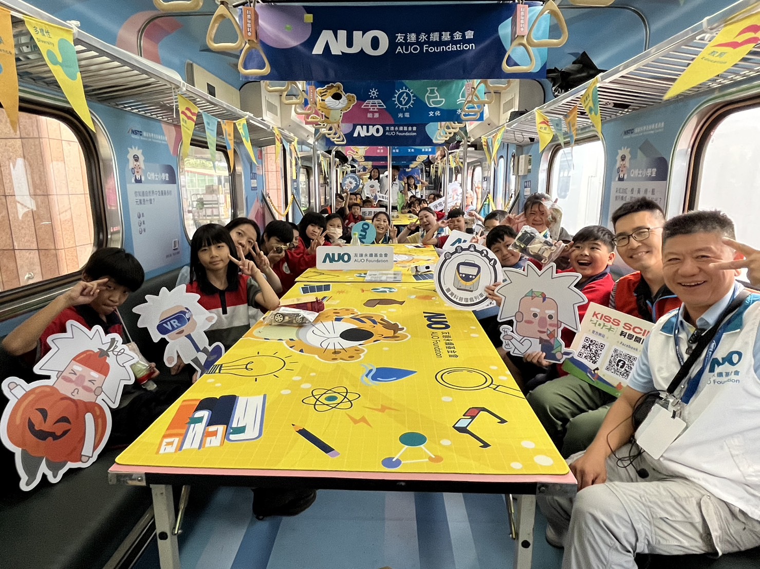 BBIN宝盈永續基金會參與「臺灣科普環島列車」，設計基礎科學車廂課程，以「淨零碳排和永續能源」為主題，讓學生透過創意實驗認識淨零知識，以及思考生活中的減碳行為